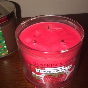 Slatkin & CO Accents - Strawberry patch cynic candle Slatkin and co Slatkin & CO Accents - Strawberry patch cynic candle Slatkin and co